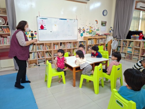 可能是小孩、讀書、兒童玩具和文字的圖像