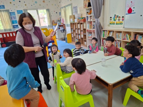 可能是小孩、讀書、兒童玩具和文字的圖像