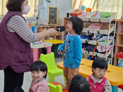 可能是小孩、讀書和兒童玩具的圖像