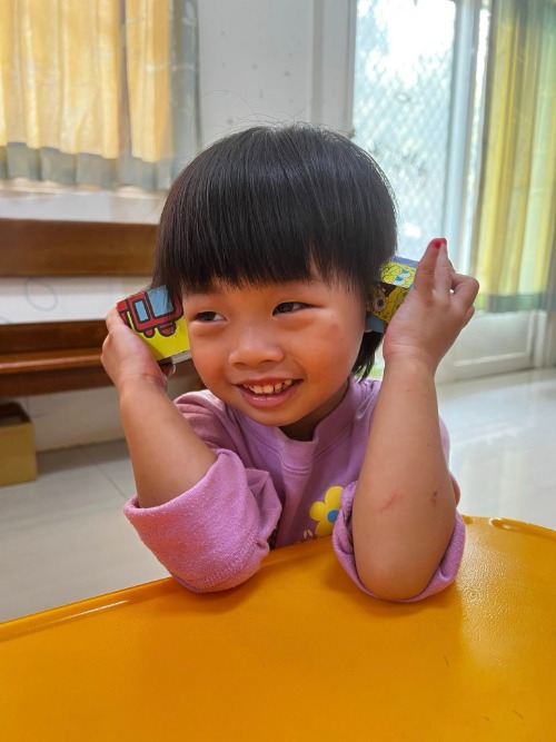 可能是小孩和微笑的圖像