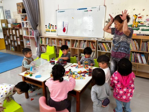 可能是小孩、兒童玩具和文字的圖像