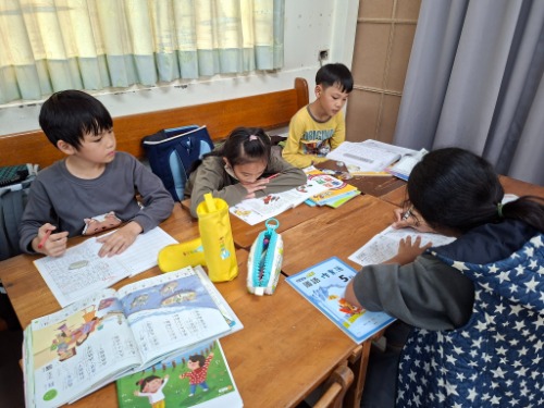 可能是小孩、讀書、西洋棋和文字的圖像