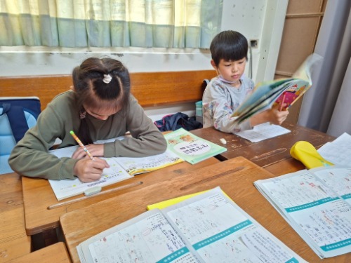 可能是小孩、讀書、兒童玩具和文字的圖像