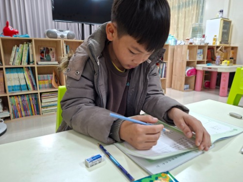 可能是小孩、讀書和文字的圖像