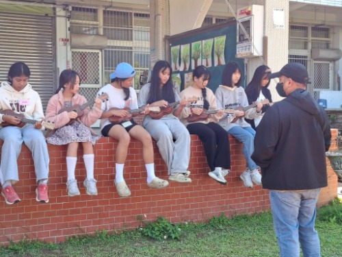 可能是一或多人、大家在讀書、單簧管和文字的圖像