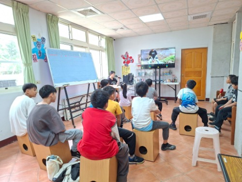 可能是一或多人、大家在讀書、兒童玩具、電視、西洋棋、表格和文字的圖像