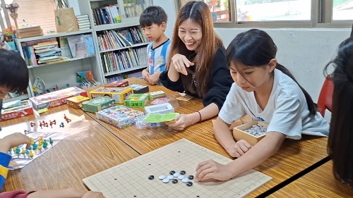可能是讀書、兒童玩具、西洋棋和文字的圖像