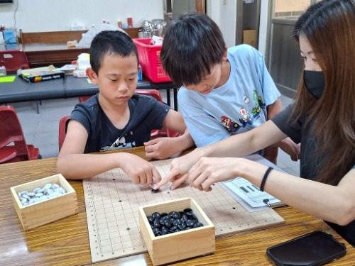 可能是兒童玩具、書籍和文字的圖像