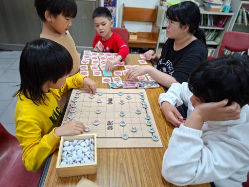 可能是西洋棋、兒童玩具和文字的圖像
