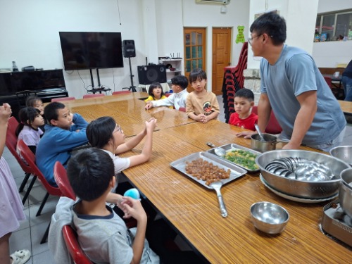 可能是讀書和起司火鍋的圖像