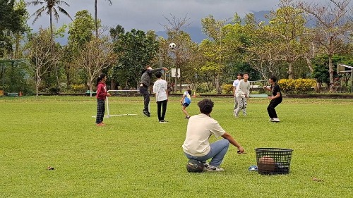 可能是美式足球、足球、飛盤和草的圖像