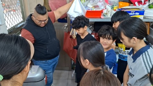 可能是一或多人和文字的圖像