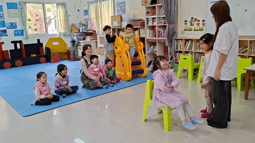可能是小孩、玩具和醫院的圖像