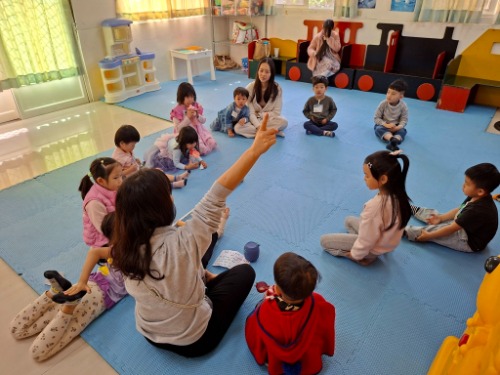 可能是小孩和瑜珈的圖像