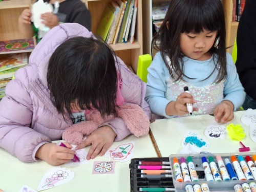 可能是小孩、讀書、兒童玩具和文字的圖像