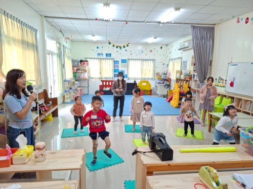 可能是小孩、兒童玩具和文字的圖像