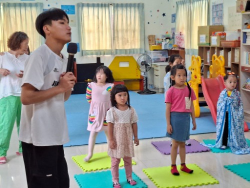 可能是小孩和文字的圖像