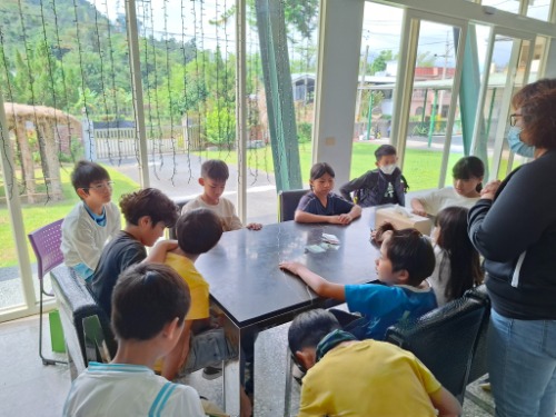 可能是一或多人、大家在讀書、西洋棋和表格的圖像