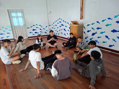 可能是一或多人、大家在練瑜珈、大家在表演武術和文字的圖像