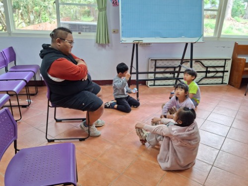 可能是小孩和讀書的圖像