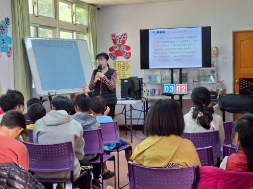 可能是讀書、雙簧管、單簧管、長笛、小提琴和文字的圖像