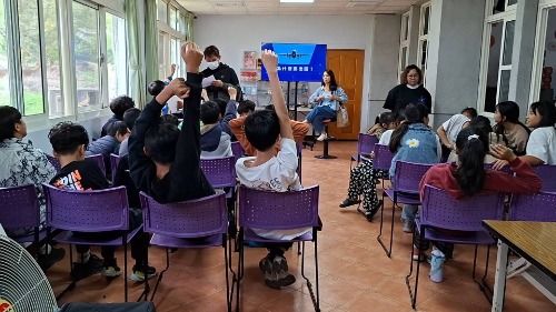 可能是一或多人、大家在讀書和文字的圖像