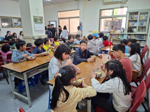 可能是一或多人、大家在讀書、兒童玩具、表格和西洋棋的圖像