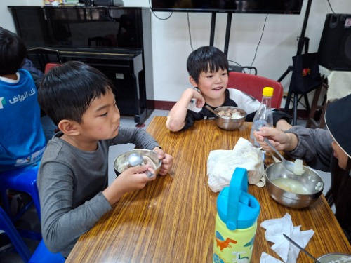 可能是&lrm;一或多人、冰淇淋和&lrm;顯示的文字是「 &lrm;لشالرياض لك الرياض M 1SA HUA&lrm; 」&lrm;&lrm; 的圖像