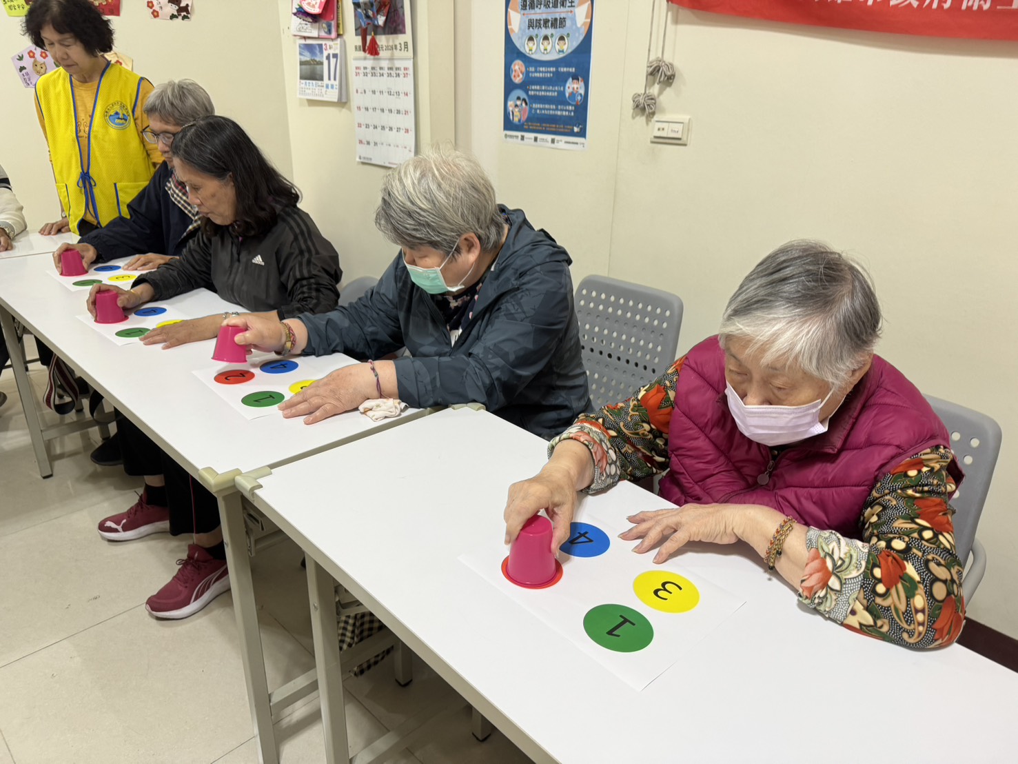 長輩們專心完成口令遊戲