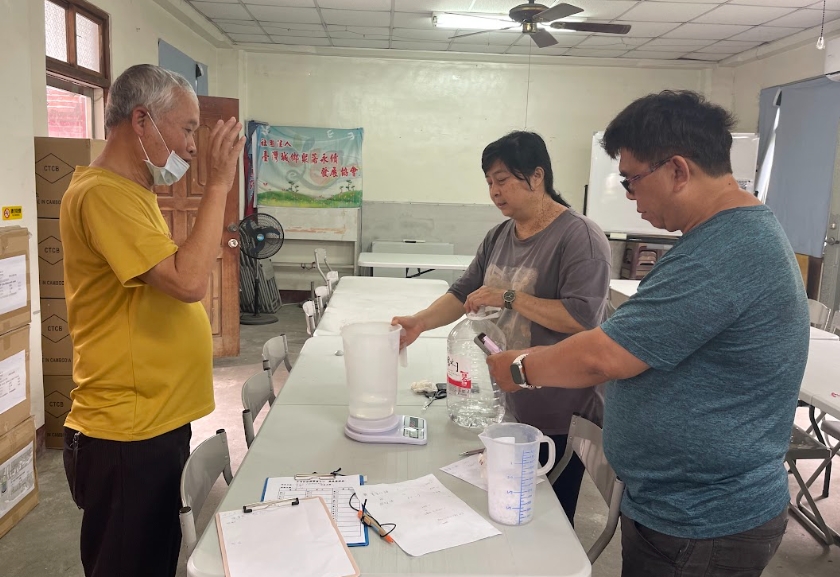 阿哲大哥(左)高齡近80歲，除到各樂齡中心講課外，仍持續分享製皂教學