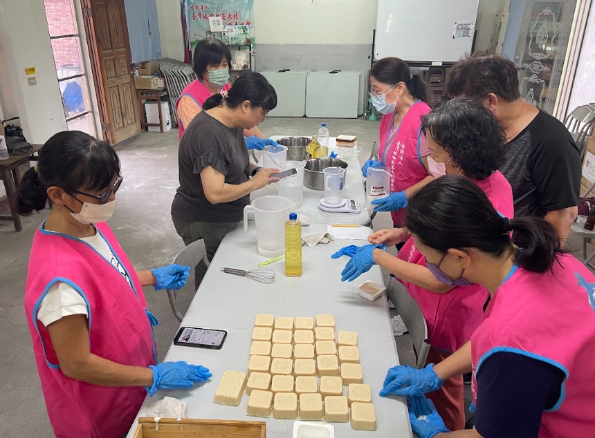 為了讓更多夥伴完整學員回收油製皂過程，每月至少辦理一場以上製皂教學。