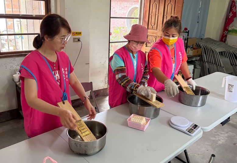 每月帶領志工定期回收油以製作環保皂乳