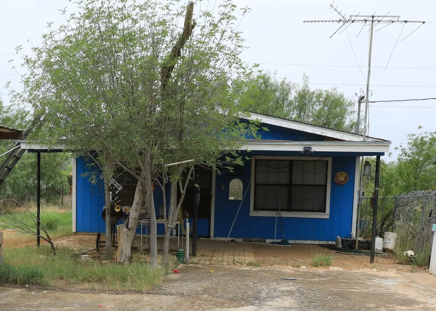 901 French St, ENCINAL, TX 78019