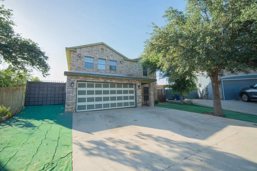 402 Campanario Ln, Laredo, TX 78046