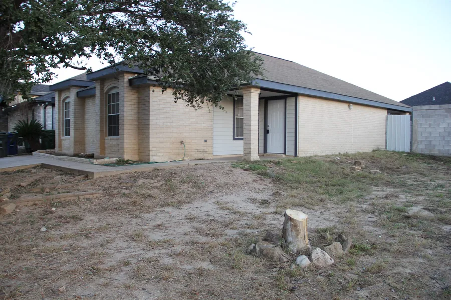 1801 Denmark Ln, Laredo, TX 78045