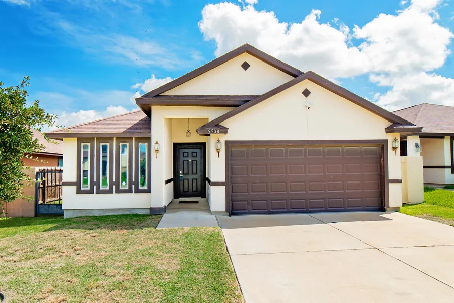 5508 Stallion Ln., Laredo, TX 78046
