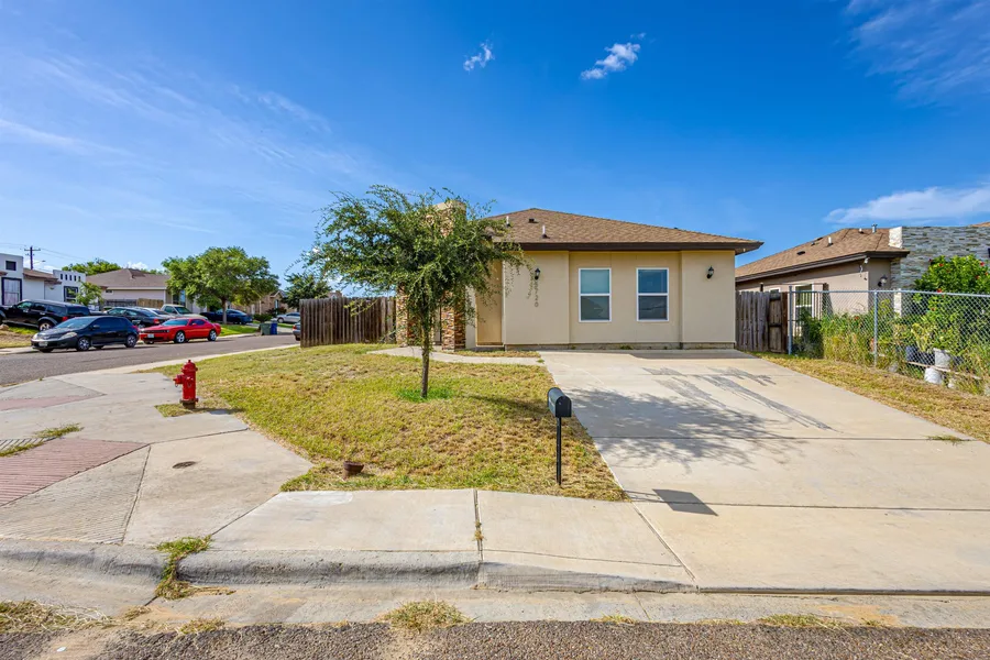 5720 St Charles Lp, Laredo, TX 78046