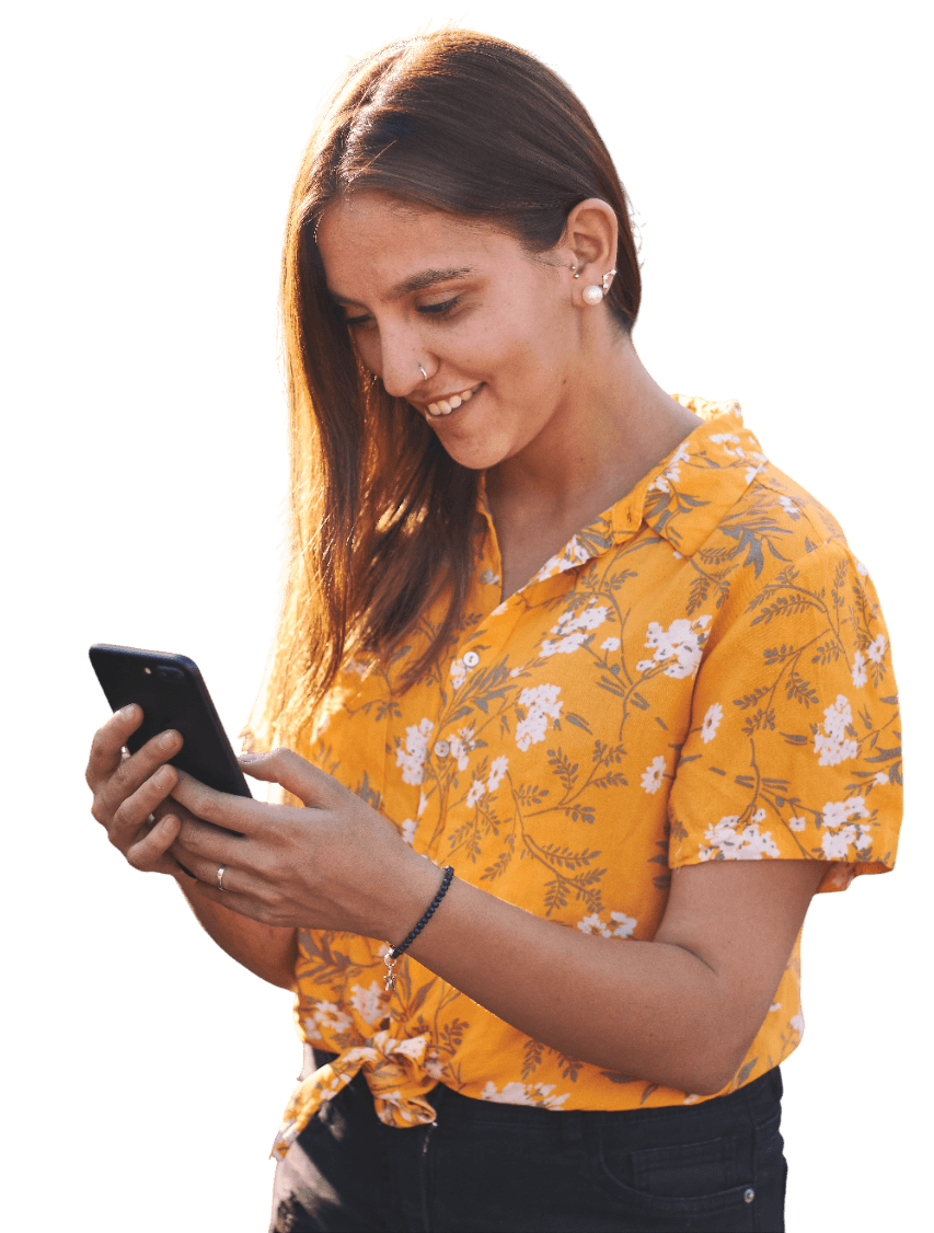 Mujer accediendo a Gabinsoft desde su teléfono movil