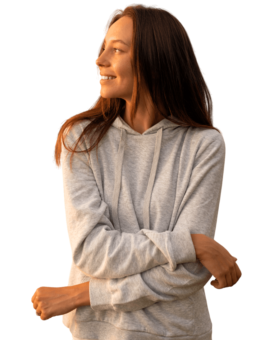 Mujer sonriente mirando al cielo de perfil