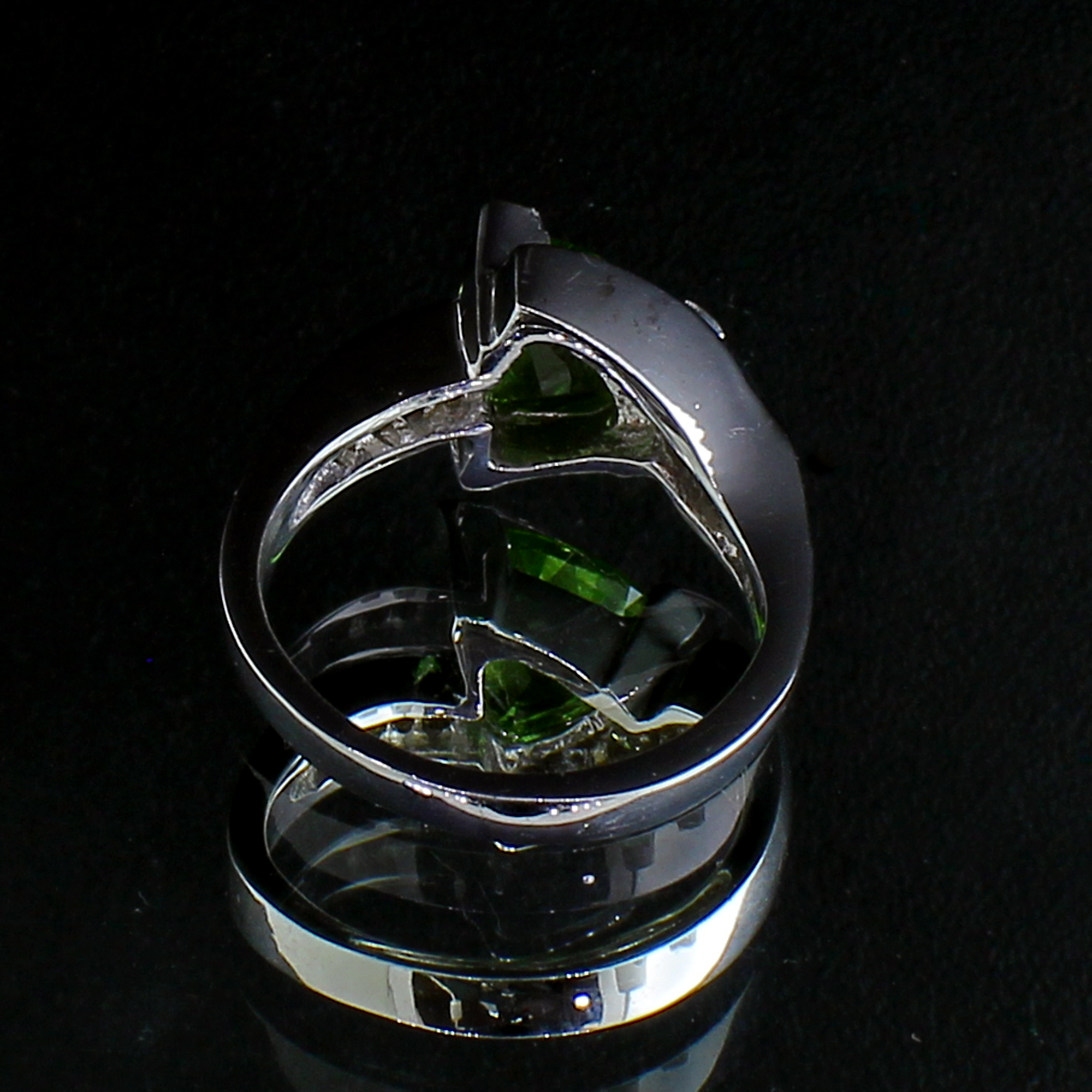 14KT White Gold 2.55CT Peridot and Diamond Ring - Image 3