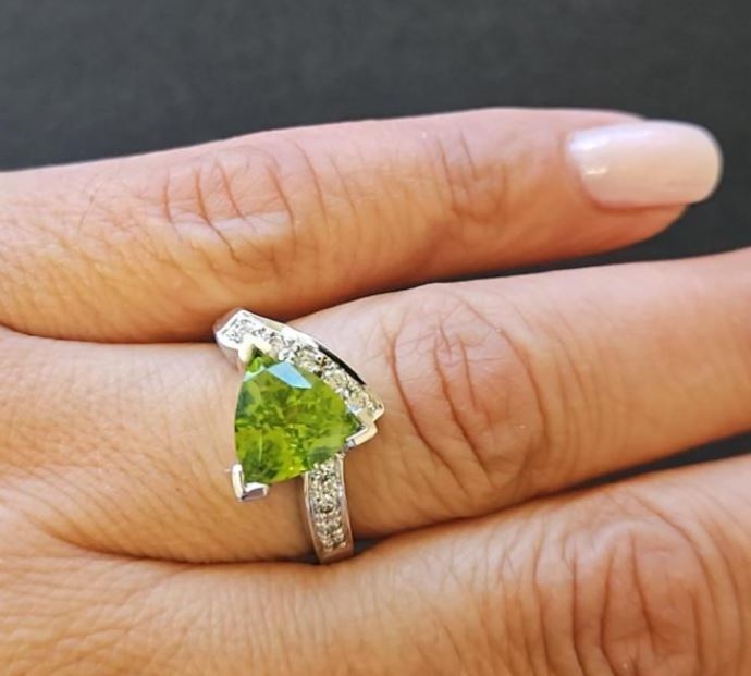 14KT White Gold 2.55CT Peridot and Diamond Ring - Image 6
