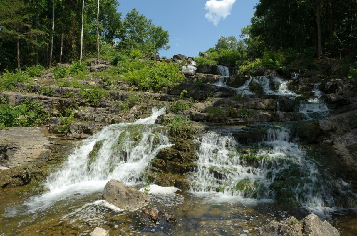 Single Lot Cherokee Village Property in Fulton County Arkansas just off Main Route Tonganoxie Road near Recreational Lake Omaha and Community Center! Low Monthly Payment! - Image 4