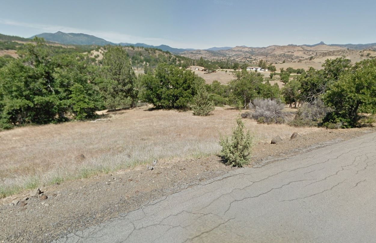 Siskiyou County Lot near Homes and Beautiful Northern California Scenery