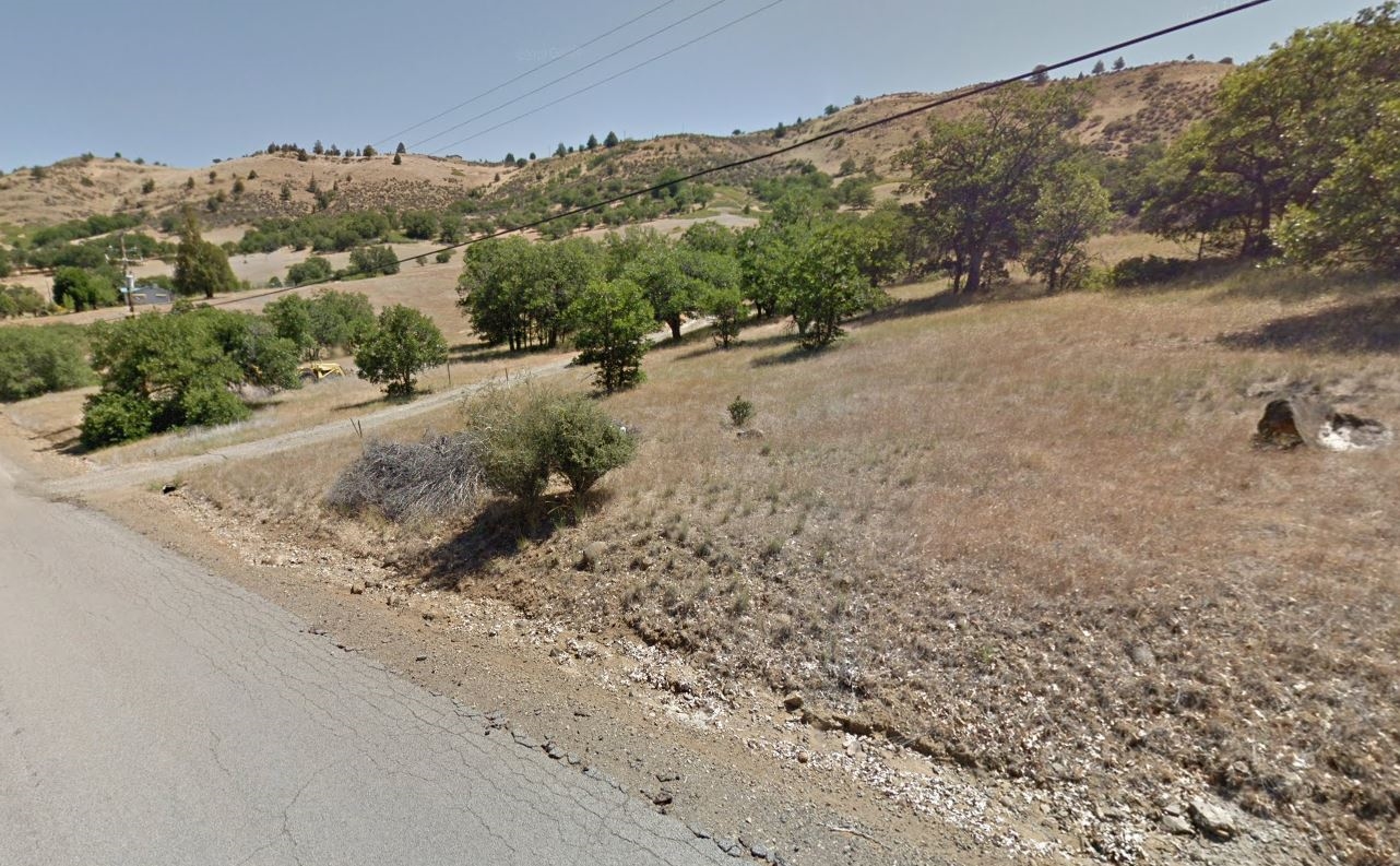 Siskiyou County Lot near Homes and Beautiful Northern California Scenery