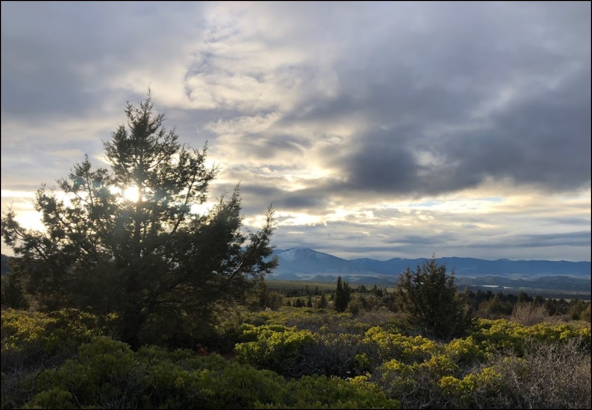 Siskiyou County Lot near Homes and Beautiful Northern California Scenery