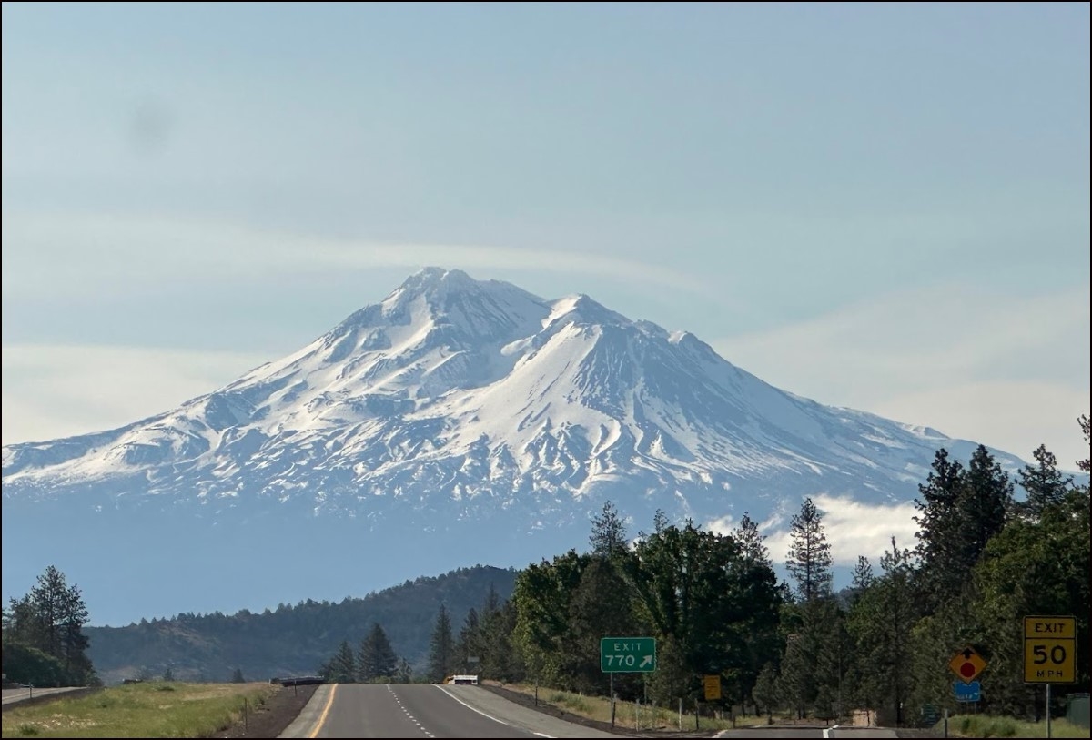 Siskiyou County Lot near Homes and Beautiful Northern California Scenery