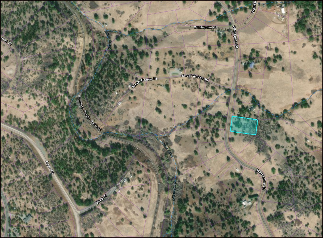 Siskiyou County Lot near Homes and Beautiful Northern California Scenery