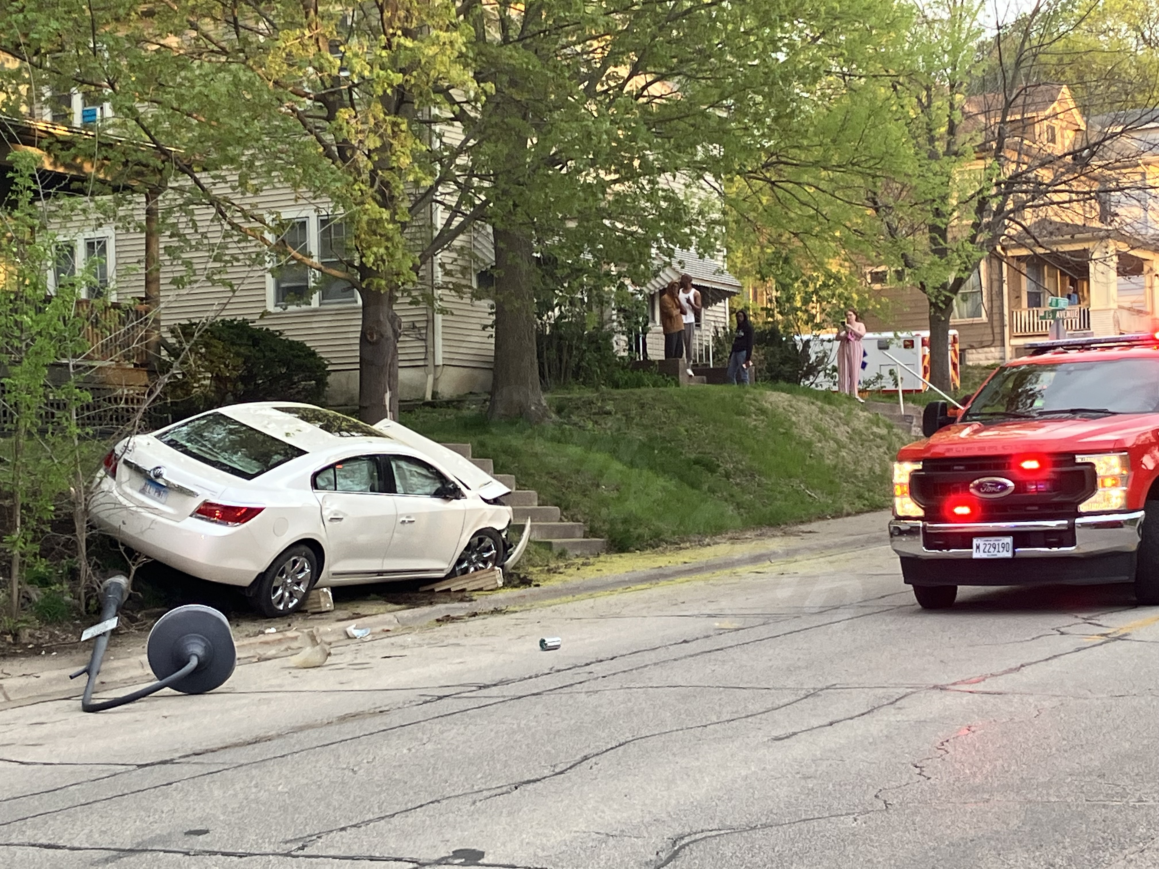 Car crashes into street light, tree, in Rock Island
