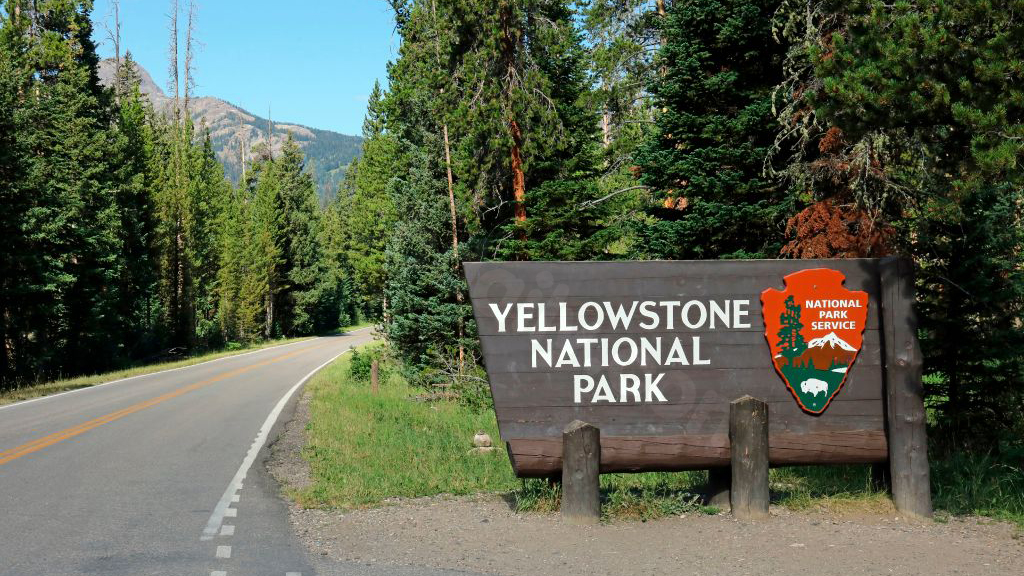 7 fatalities in tour van accident close to Yellowstone