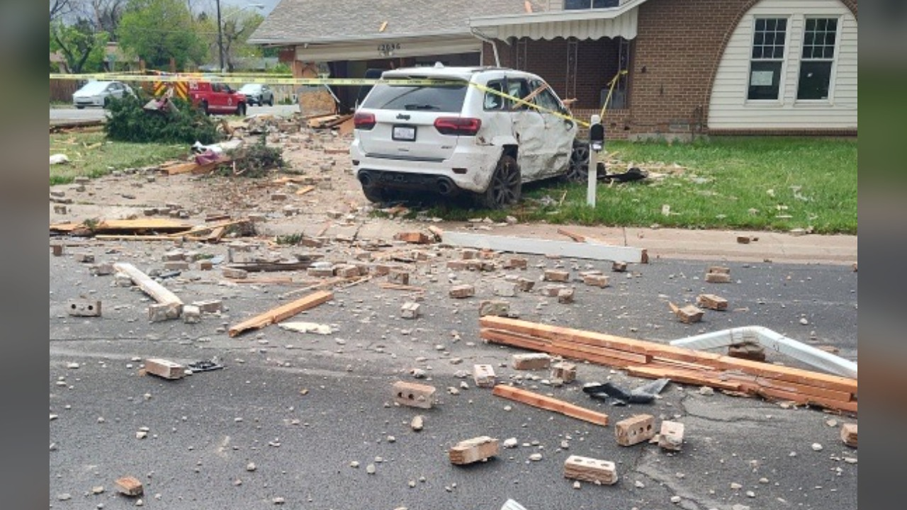 Car crashes into Aurora home, 2 individuals flee